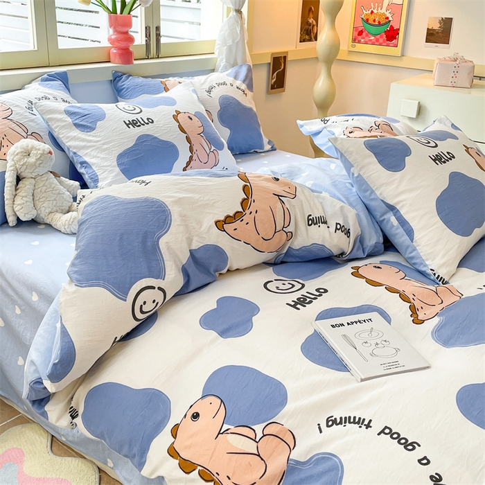 91家纺网 家纺一手货源 找家纺 盛秋家纺 2026新款水洗棉印花四件套-卡通系列 恐龙宝宝+蓝爱心