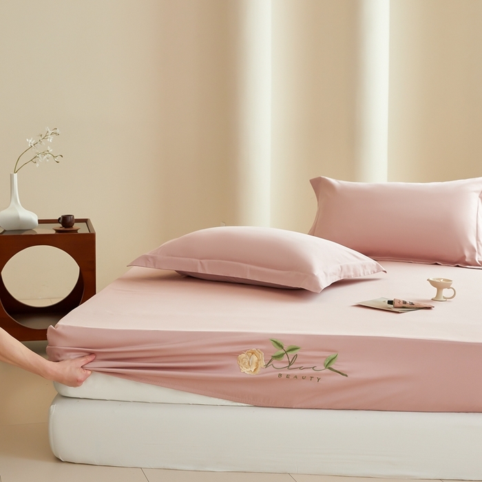 91家纺网 家纺一手货源 找家纺 秀色家纺 2025新款A类50支贡缎长绒棉刺绣床笠 唤醒系列-劳拉 劳拉-玉颜粉