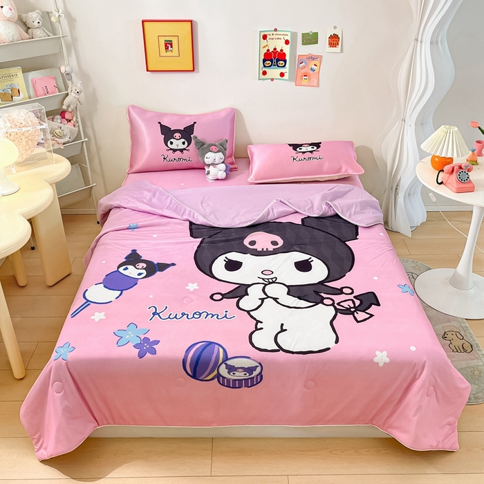 91家纺网 家纺一手货源 找家纺 博雅 2024新款三丽鸥凉感丝凉席夏被套件 大版-顽皮库洛米