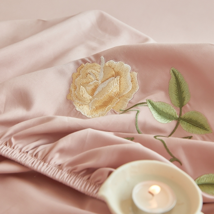 91家纺网 家纺一手货源 找家纺 秀色家纺 2025新款A类50支贡缎长绒棉刺绣床笠 唤醒系列-劳拉 劳拉-玉颜粉