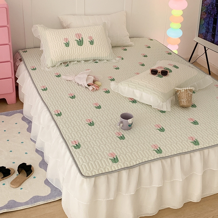 91家纺网 家纺一手货源 找家纺 昔可家纺 2024新款床裙款乳胶席 淡绿底郁金香