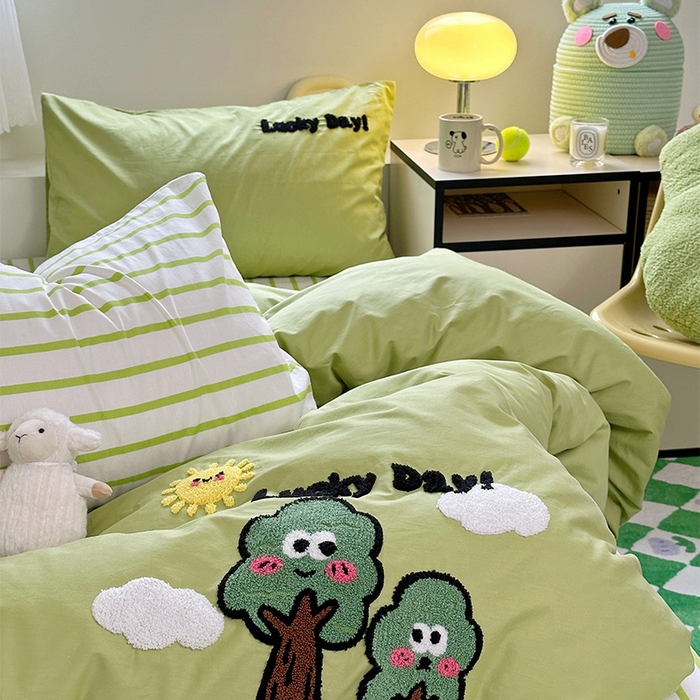 91家纺网 家纺一手货源 找家纺 澳萝拉 2024新款纯棉毛巾绣卡通四件套 幸福小树