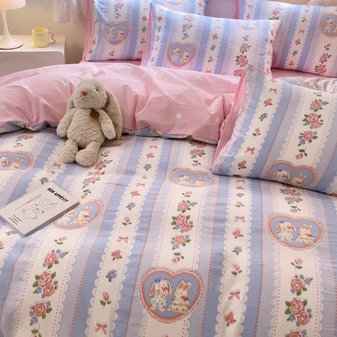 91家纺网 家纺一手货源 找家纺 盛秋家纺 2026新款水洗棉印花四件套-卡通系列 布兰达+粉爱心