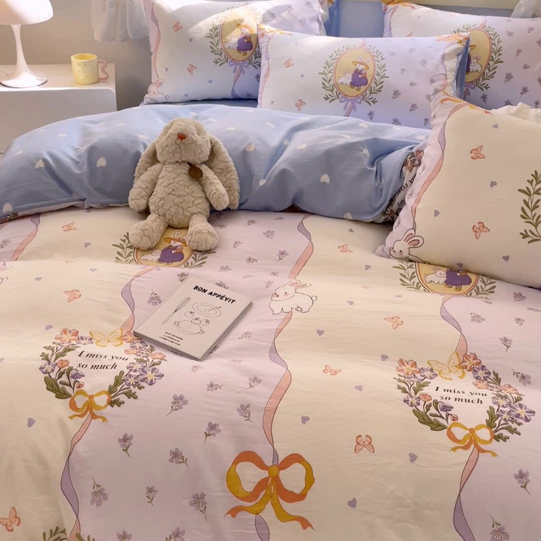 91家纺网 家纺一手货源 找家纺 盛秋家纺 2026新款水洗棉印花四件套-卡通系列 爱丽丝+蓝爱心