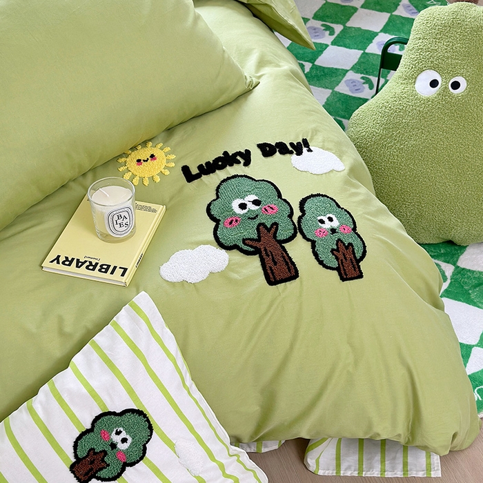 91家纺网 家纺一手货源 找家纺 澳萝拉 2024新款纯棉毛巾绣卡通四件套 幸福小树