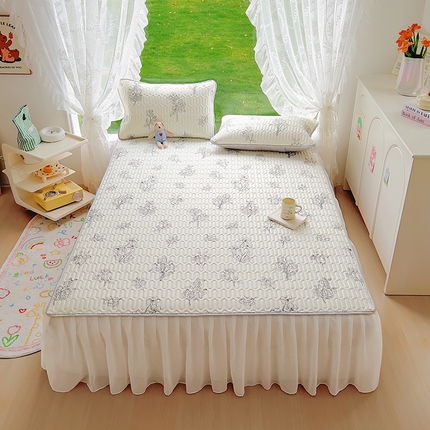 91家纺网 家纺一手货源 找家纺 柒月家居 2024新款印花小清新款乳胶凉床裙席床裙夏被四件套 线条花