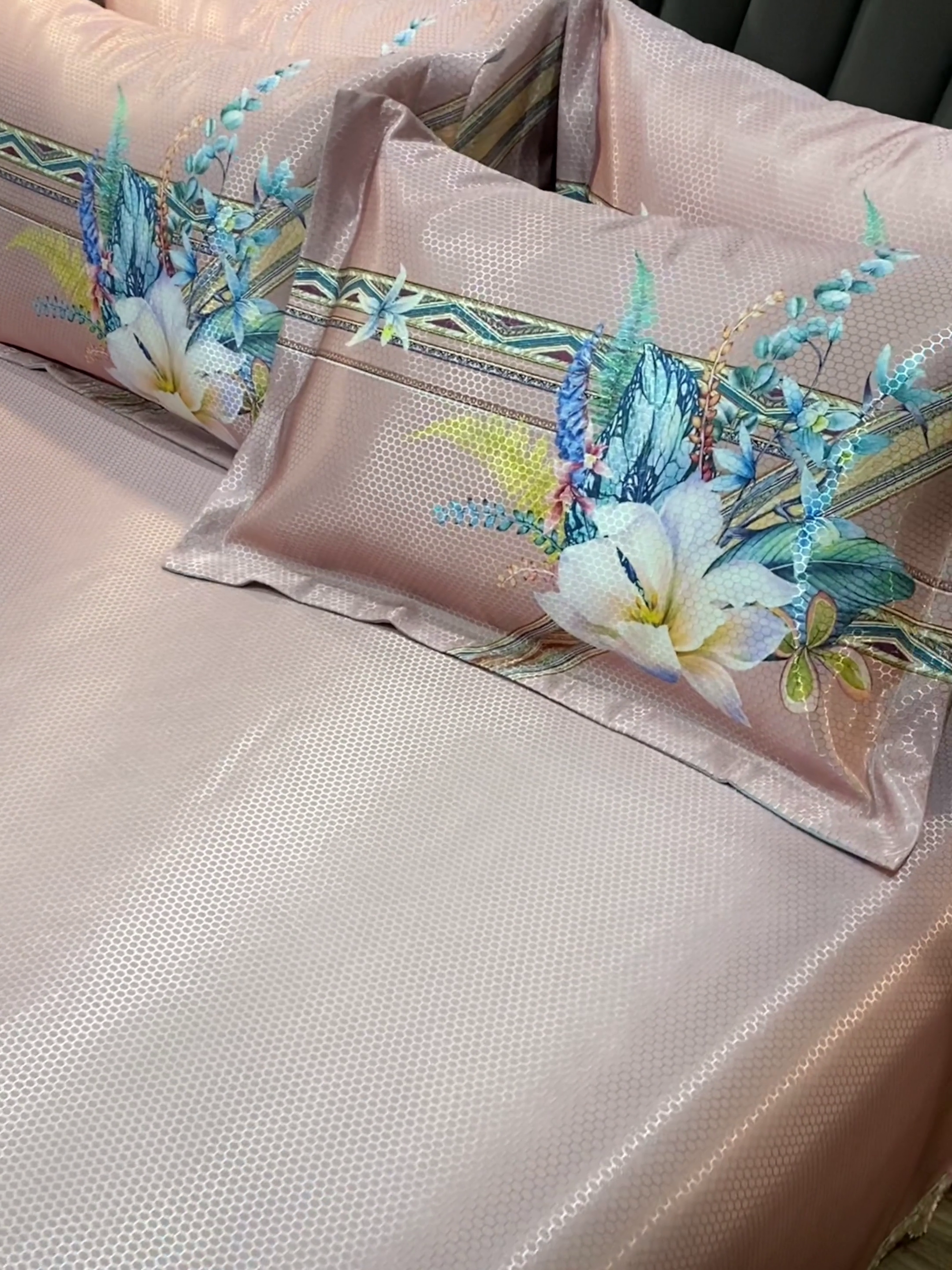 91家纺网 家纺一手货源 找家纺 大境 2024新款900d窝蜂冰丝凉席三件套 俏丽花姿