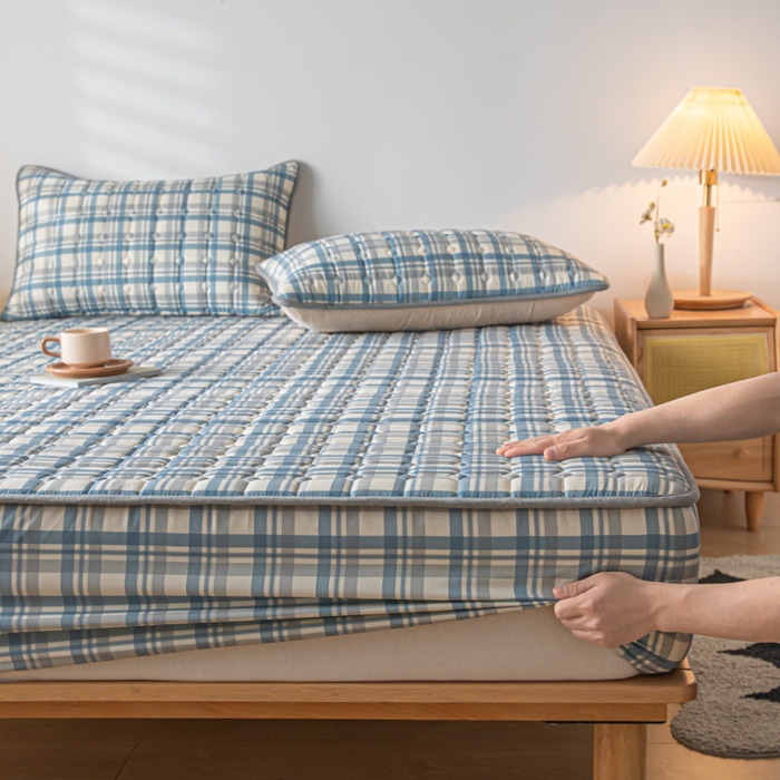 91家纺网 家纺一手货源 找家纺 鑫钰 2024新款无印风水洗棉水洗亲肤大豆夹棉床笠-简格  简格-格调蓝