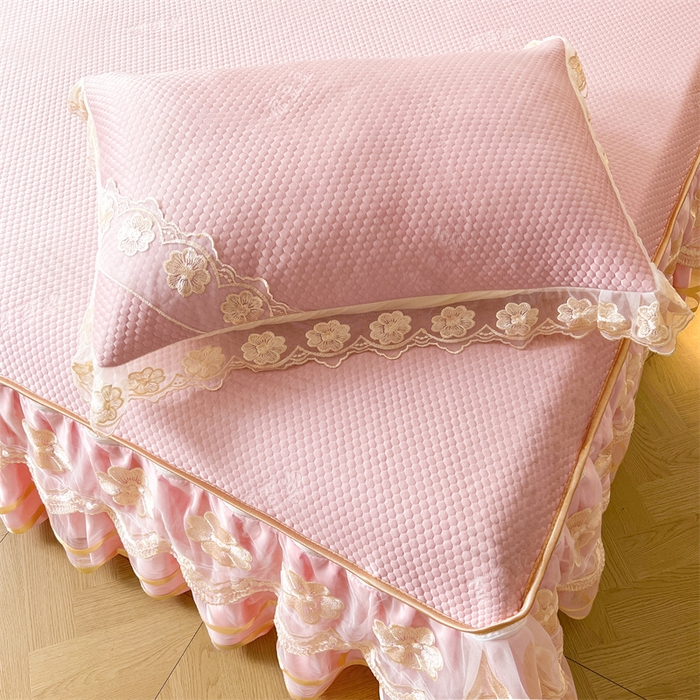 91家纺网 家纺一手货源 找家纺 虹星家纺 2024新款A类冰感凉豆豆可拆卸床裙席三件套 梦幻粉