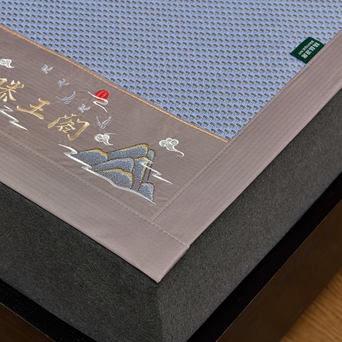 91家纺网 家纺一手货源 找家纺 简一 2024新款滕王阁重工刺绣加厚编织冰滕双面凉席 滕王阁湖蓝床单