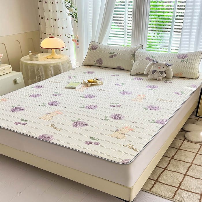 91家纺网 家纺一手货源 找家纺 佳梦达 2025新款0.4厚度印花凉感丝乳胶凉席 玫瑰小兔-紫