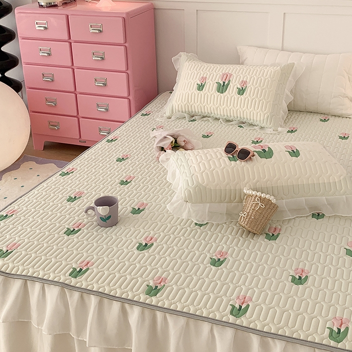 91家纺网 家纺一手货源 找家纺 昔可家纺 2024新款床裙款乳胶席 淡绿底郁金香