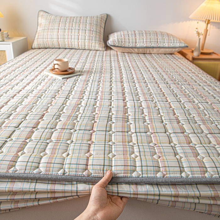 91家纺网 家纺一手货源 找家纺 鑫钰 2024新款无印风水洗棉水洗亲肤大豆夹棉床笠-简格 简格-格调黄