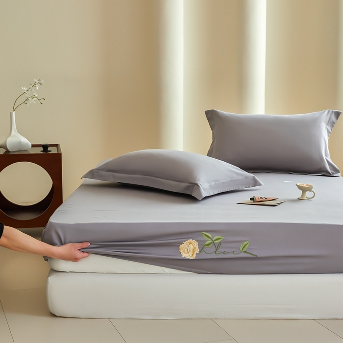 91家纺网 家纺一手货源 找家纺 秀色家纺 2025新款A类50支贡缎长绒棉刺绣床笠 唤醒系列-劳拉 劳拉-典雅灰