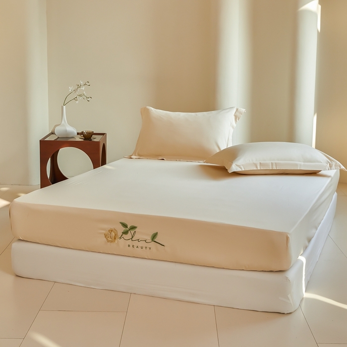 91家纺网 家纺一手货源 找家纺 秀色家纺 2025新款A类50支贡缎长绒棉刺绣床笠 唤醒系列-劳拉 劳拉-奶昔白