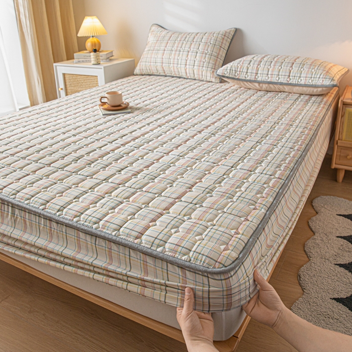 91家纺网 家纺一手货源 找家纺 鑫钰 2024新款无印风水洗棉水洗亲肤大豆夹棉床笠-简格 简格-格调黄