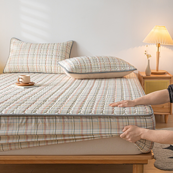 91家纺网 家纺一手货源 找家纺 鑫钰 2024新款无印风水洗棉水洗亲肤大豆夹棉床笠-简格 简格-格调黄