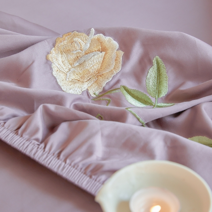 91家纺网 家纺一手货源 找家纺 秀色家纺 2025新款A类50支贡缎长绒棉刺绣床笠 唤醒系列-劳拉 劳拉-香芋紫