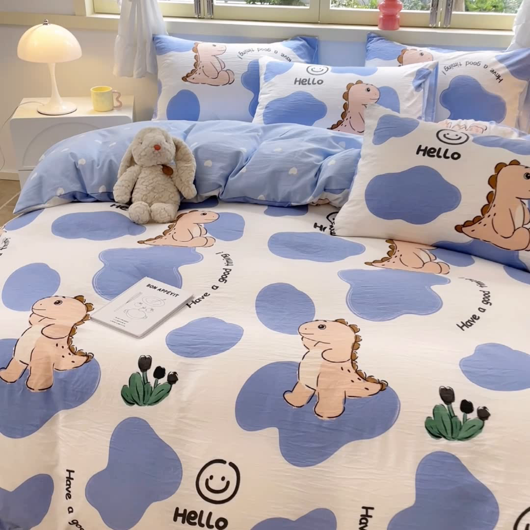 91家纺网 家纺一手货源 找家纺 盛秋家纺 2026新款水洗棉印花四件套-卡通系列 恐龙宝宝+蓝爱心