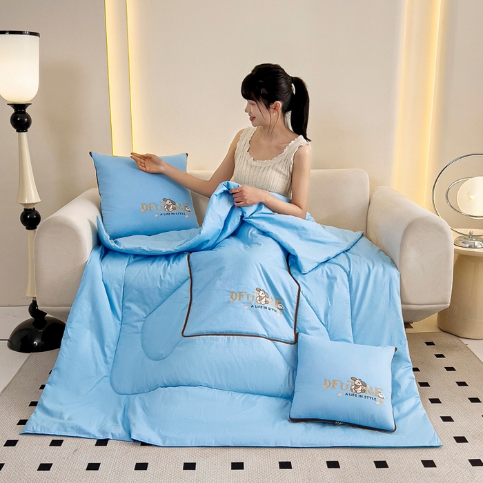 91家纺网 家纺一手货源 找家纺 阳光依佰抱枕被 2024新款纯棉刺绣多功能抱枕被-哈哈狗 哈哈狗-冰川蓝