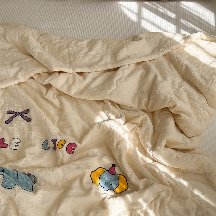 91家纺网 家纺一手货源 找家纺 洋铭区（原狠狠爱）2024新款皱皱纱绣花夏被 甜筒小蓝象