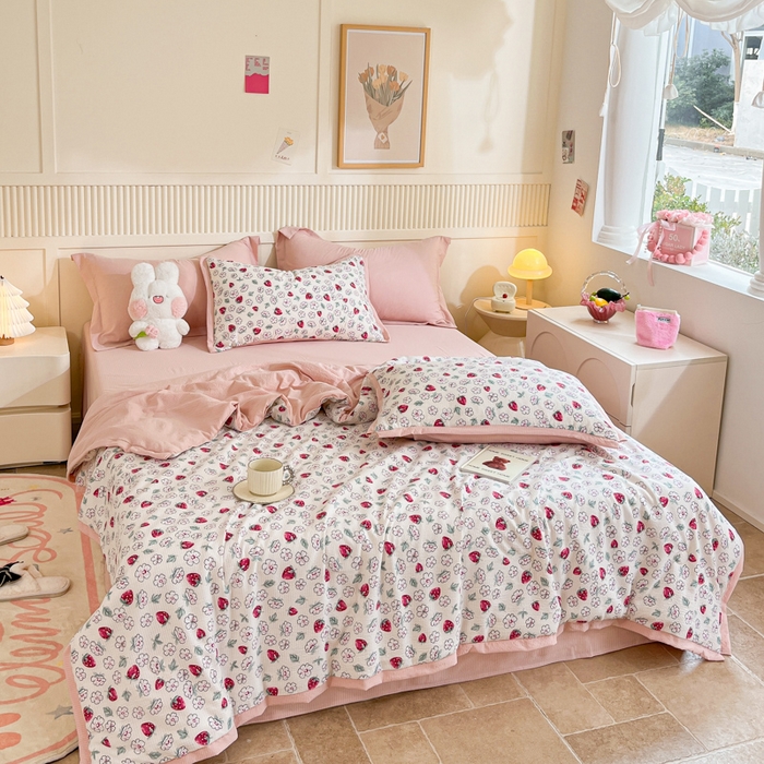 91家纺网 家纺一手货源 找家纺 2024新款泡泡棉小缺角工艺夏被四件套 草莓园