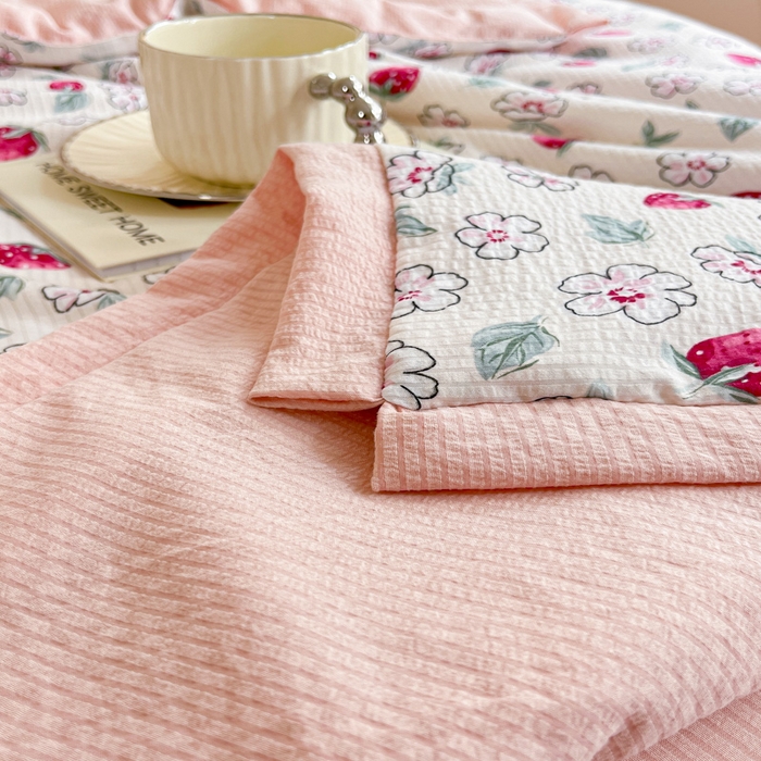 91家纺网 家纺一手货源 找家纺 2024新款泡泡棉小缺角工艺夏被四件套 草莓园