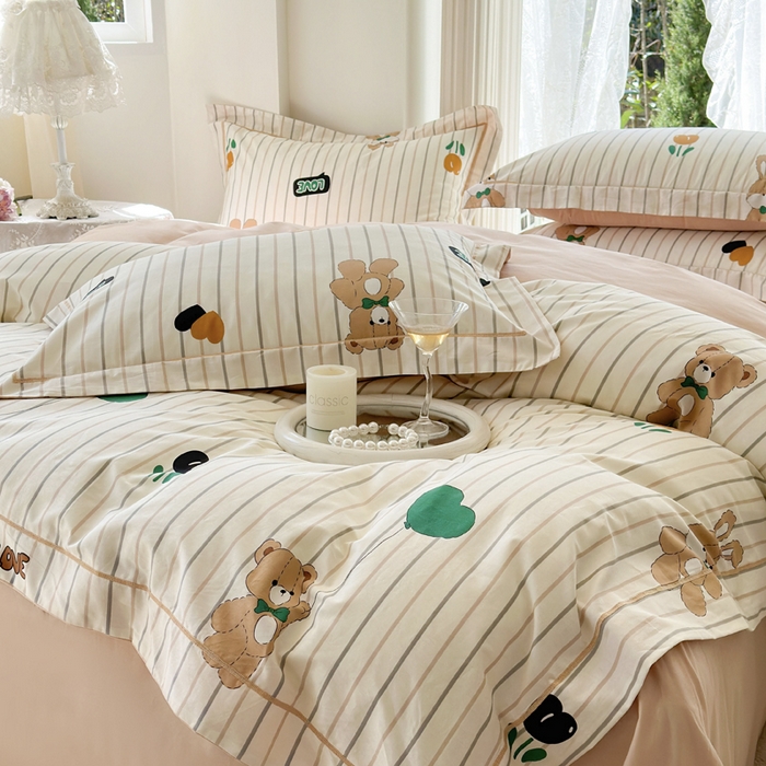 91家纺网 家纺一手货源 找家纺 7V 小清新大宽边100%纯棉法式四件套轻奢13376全棉喷气宽幅长绒棉被套床单床笠套件 小熊日记-米黄