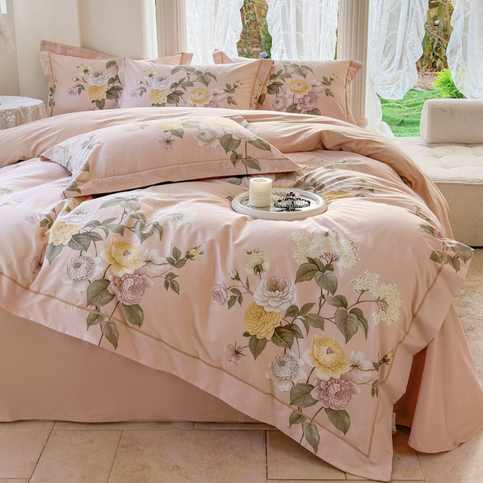 91家纺网 家纺一手货源 找家纺 7V 小清新大宽边100%纯棉法式四件套轻奢13376全棉喷气宽幅长绒棉被套床单床笠套件花绘-粉