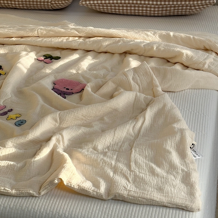 91家纺网 家纺一手货源 找家纺 洋铭区（原狠狠爱）2024新款皱皱纱绣花夏被 萌兔小熊