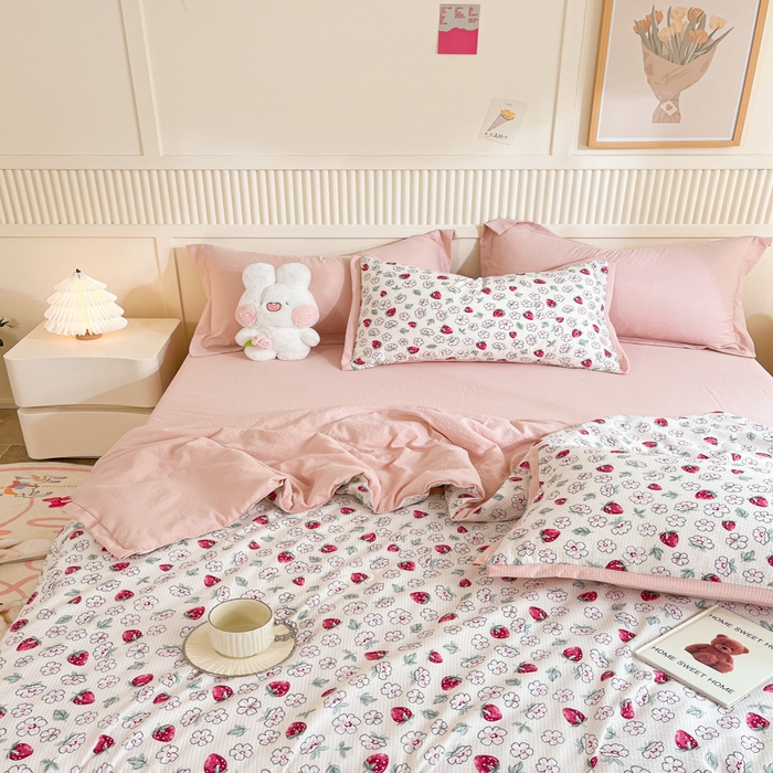91家纺网 家纺一手货源 找家纺 2024新款泡泡棉小缺角工艺夏被四件套 草莓园