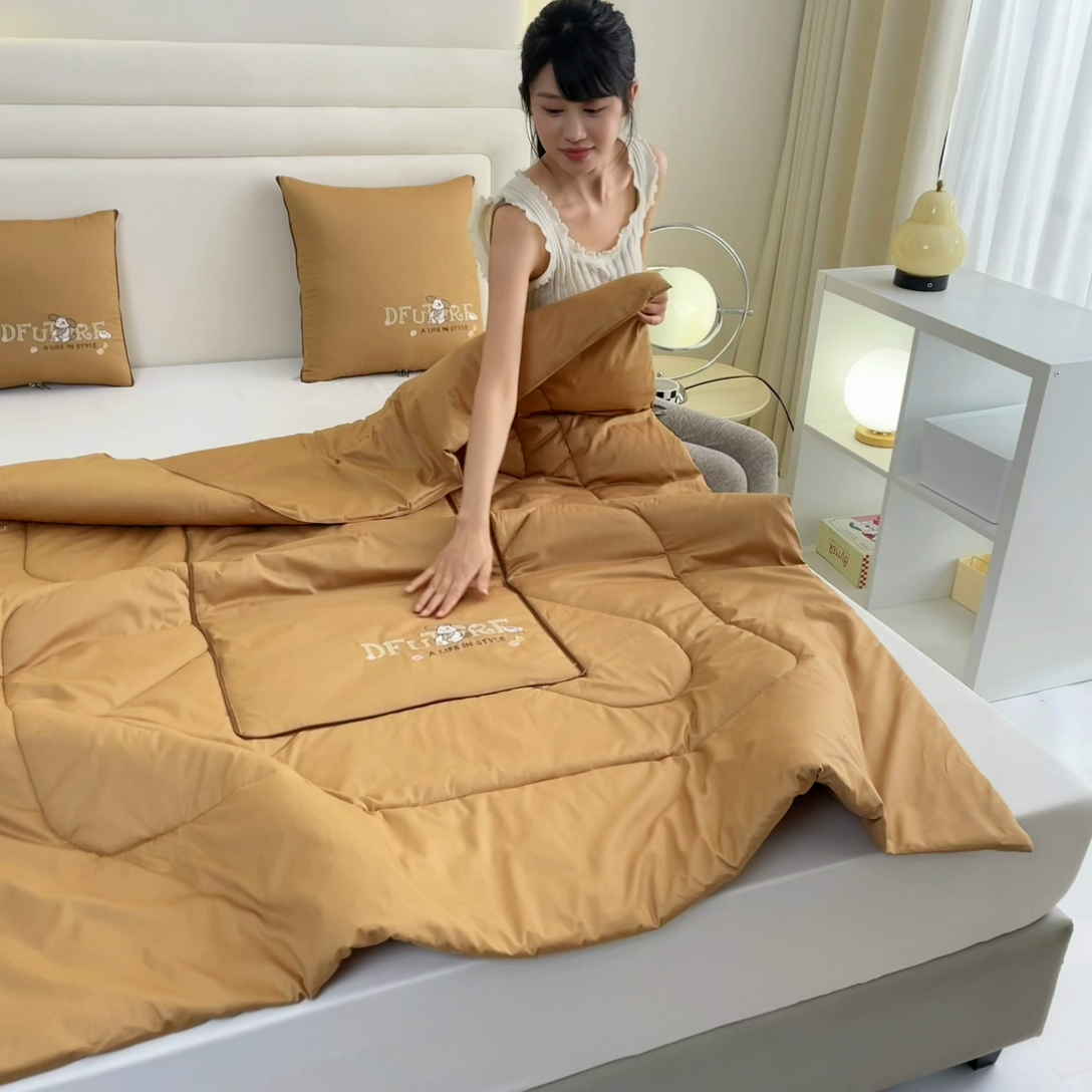 91家纺网 家纺一手货源 找家纺 阳光依佰抱枕被 2024新款纯棉刺绣多功能抱枕被-哈哈狗 哈哈狗-经典驼