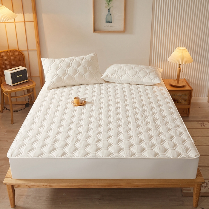 91家纺网 家纺一手货源 找家纺 胜权家纺 2024新款亲肤夹棉格子防水床笠足球白