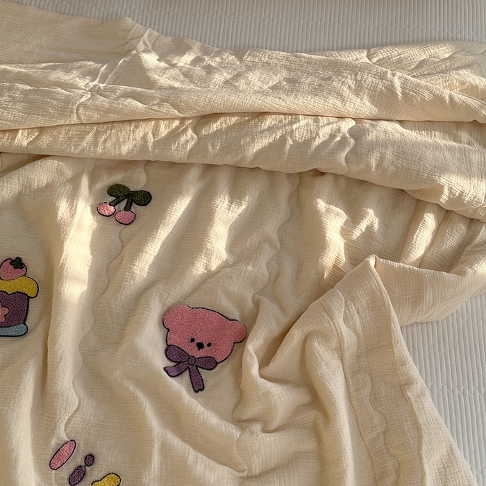 91家纺网 家纺一手货源 找家纺 洋铭区（原狠狠爱）2024新款皱皱纱绣花夏被 萌兔小熊