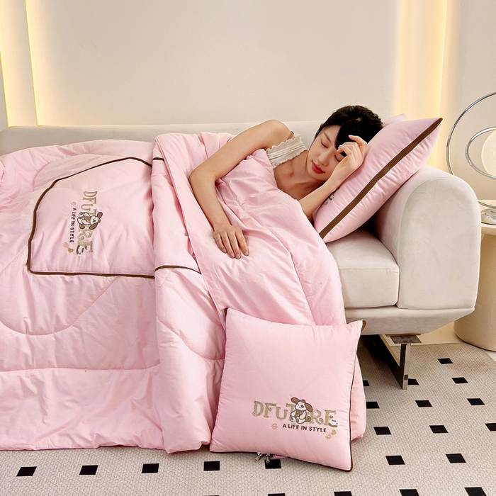 91家纺网 家纺一手货源 找家纺 阳光依佰抱枕被 2024新款纯棉刺绣多功能抱枕被-哈哈狗 哈哈狗-樱花粉