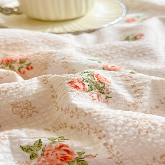 91家纺网 家纺一手货源 找家纺 2024新款泡泡棉小缺角工艺夏被四件套 蔷薇花园