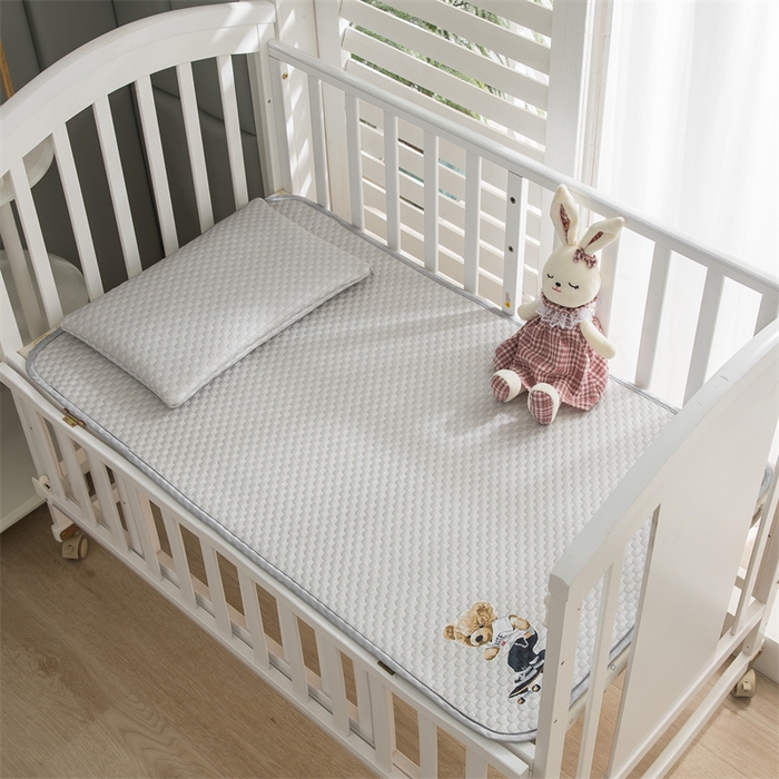 91家纺网 家纺一手货源 找家纺 宅部落 2024年新款凉感豆豆幼儿园幼婴儿儿童凉席 滑板熊-灰