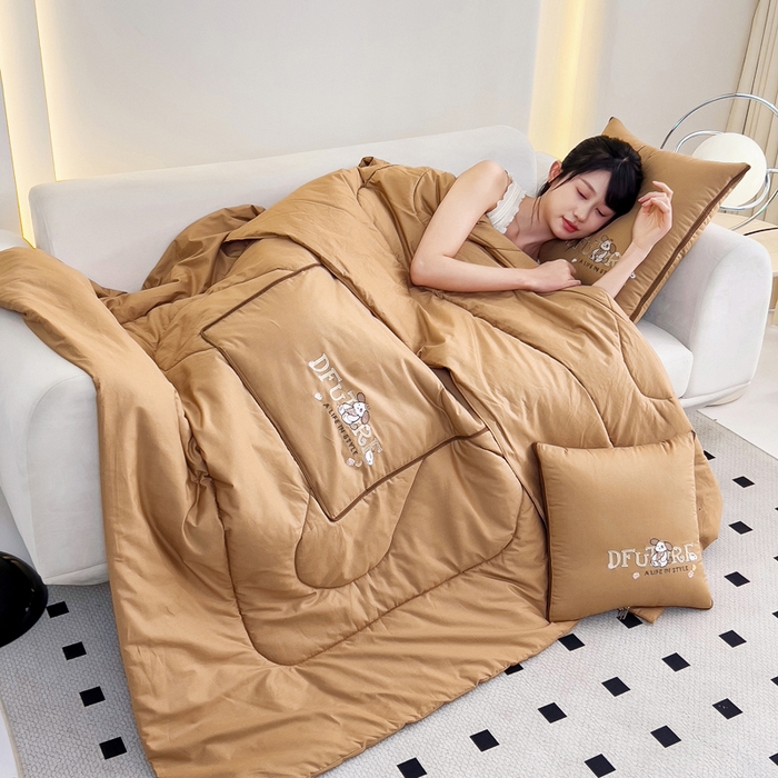 91家纺网 家纺一手货源 找家纺 阳光依佰抱枕被 2024新款纯棉刺绣多功能抱枕被-哈哈狗 哈哈狗-经典驼