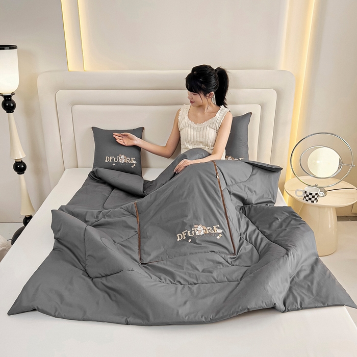 91家纺网 家纺一手货源 找家纺 阳光依佰抱枕被 2024新款纯棉刺绣多功能抱枕被-哈哈狗 哈哈狗-高级灰