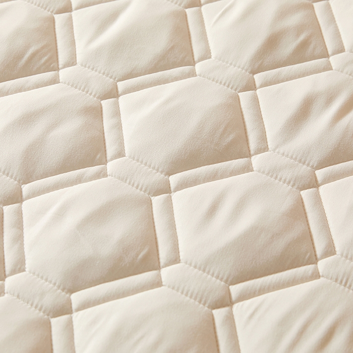 91家纺网 家纺一手货源 找家纺 胜权家纺 2024新款亲肤夹棉格子防水床笠足球白