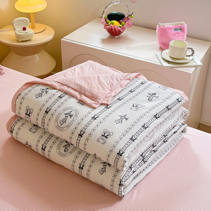 91家纺网 家纺一手货源 找家纺 2024新款泡泡棉小缺角工艺夏被四件套 英伦熊-米