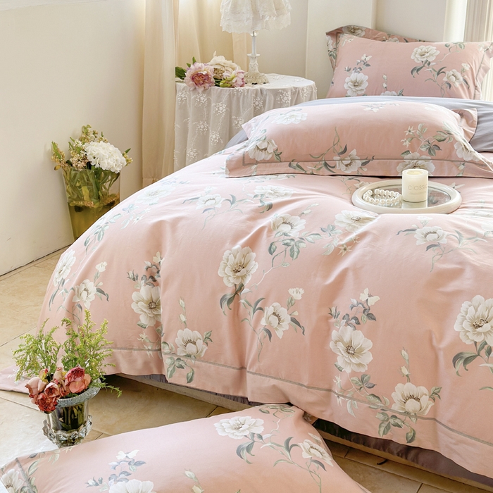91家纺网 家纺一手货源 找家纺 7V 小清新大宽边100%纯棉法式四件套轻奢13376全棉喷气宽幅长绒棉被套床单床笠套件 落落晨光-粉