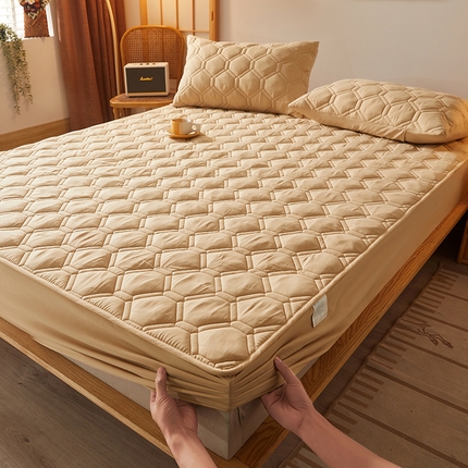 胜权家纺 2024新款亲肤夹棉格子防水床笠足球驼