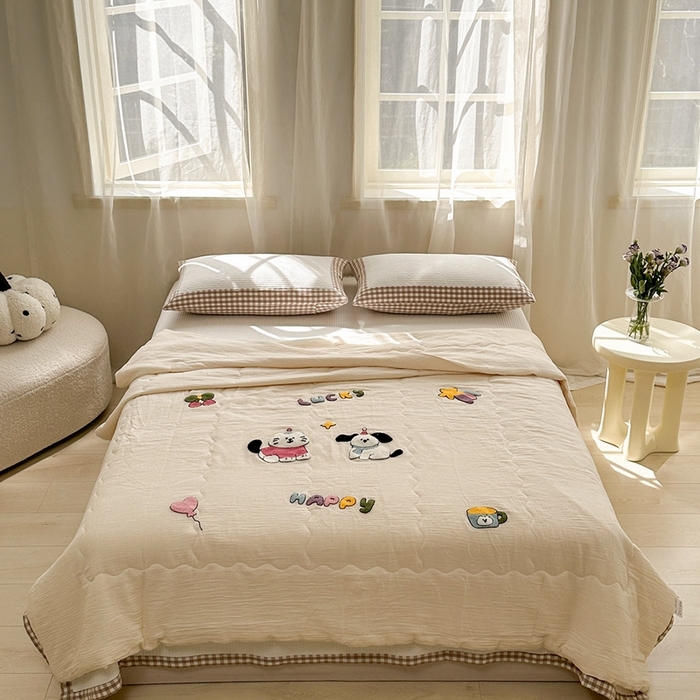 91家纺网 家纺一手货源 找家纺 洋铭区（原狠狠爱）2024新款皱皱纱绣花夏被 甜宝小猫