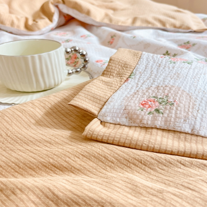 91家纺网 家纺一手货源 找家纺 2024新款泡泡棉小缺角工艺夏被四件套 蔷薇花园