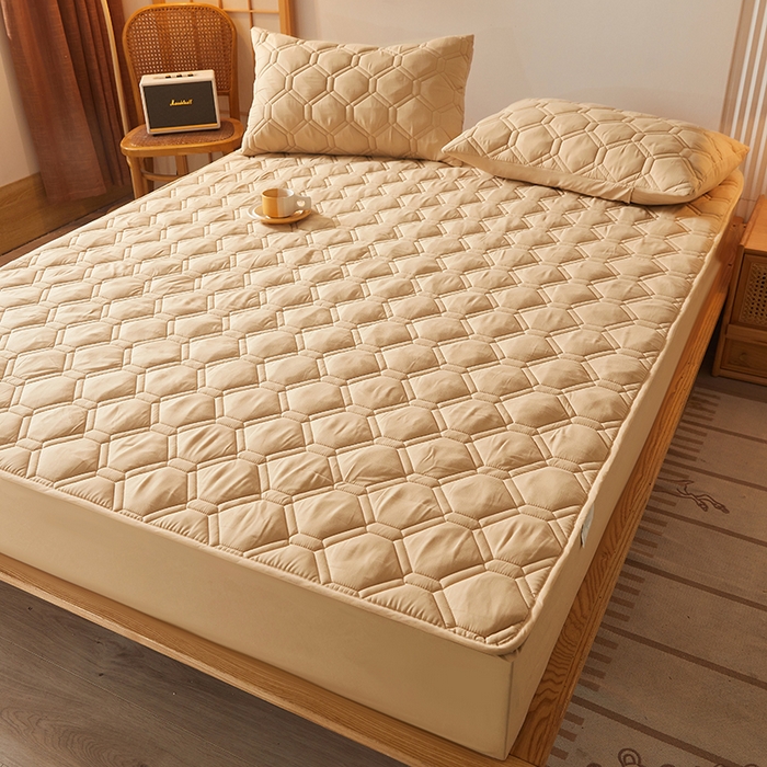 91家纺网 家纺一手货源 找家纺 胜权家纺 2024新款亲肤夹棉格子防水床笠足球驼