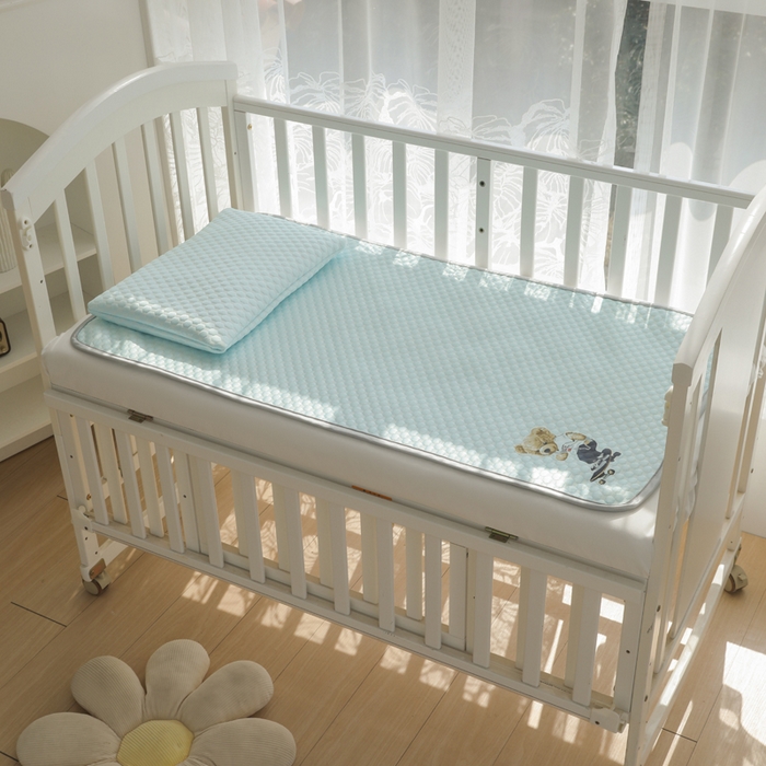 91家纺网 家纺一手货源 找家纺 宅部落 2024年新款凉感豆豆幼儿园幼婴儿儿童凉席 滑板熊-淡蓝