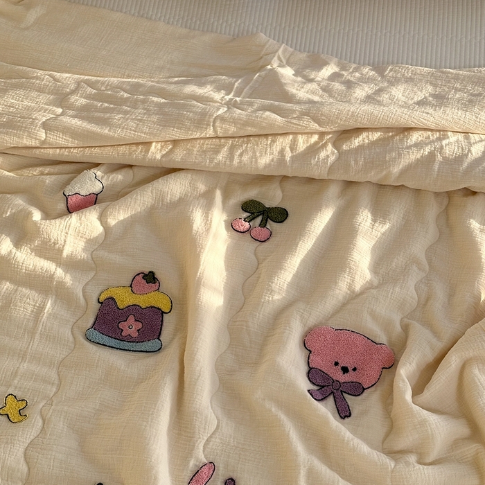 91家纺网 家纺一手货源 找家纺 洋铭区（原狠狠爱）2024新款皱皱纱绣花夏被 萌兔小熊