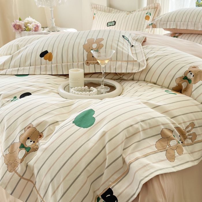 91家纺网 家纺一手货源 找家纺 7V 小清新大宽边100%纯棉法式四件套轻奢13376全棉喷气宽幅长绒棉被套床单床笠套件 小熊日记-米黄