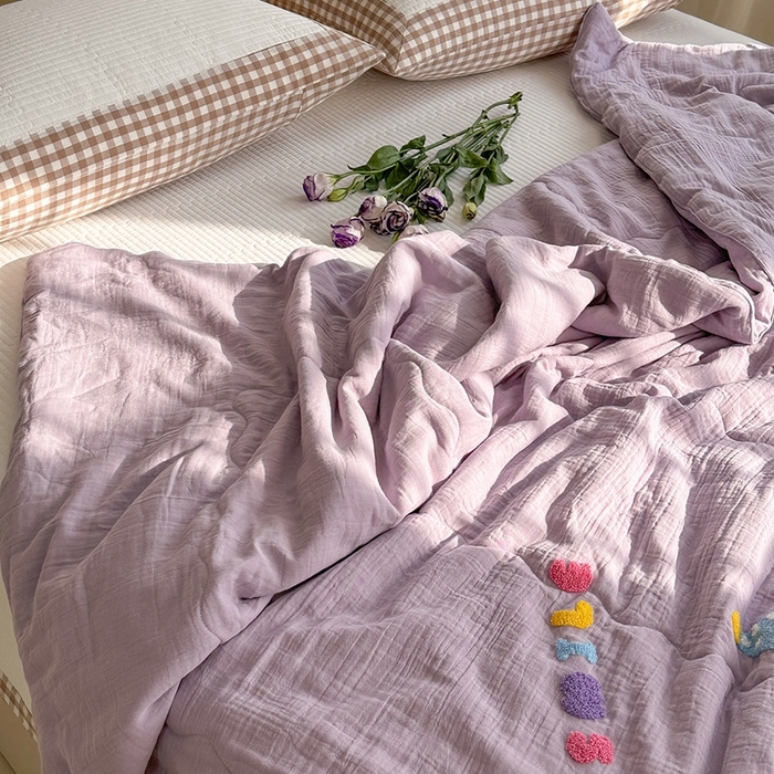 91家纺网 家纺一手货源 找家纺 洋铭区（原狠狠爱）2024新款皱皱纱绣花夏被 微笑派对